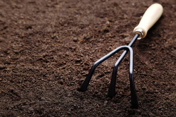 Gartenharke Auf Dem Boden — Stockfoto