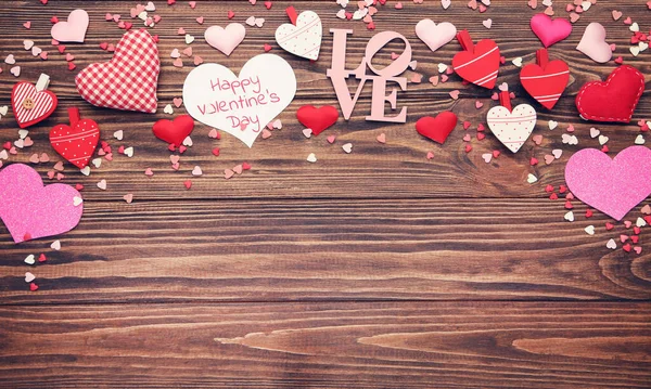 Text Šťastný Valentýn Srdcem Posypky Hnědém Dřevěném Pozadí — Stock fotografie