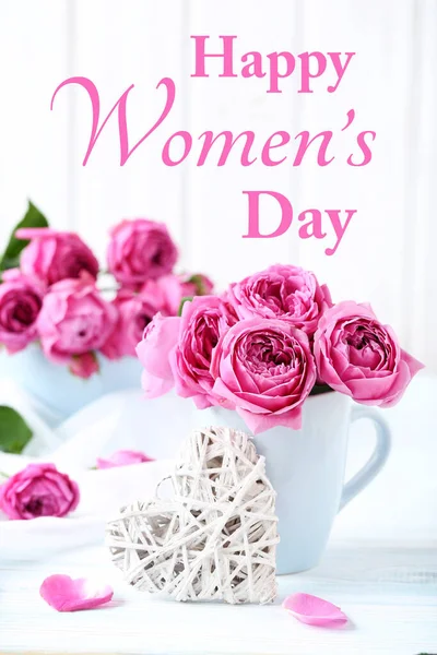 Belle Rose Rosa Con Testo Happy Womens Day Tavolo Legno — Foto Stock