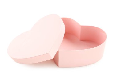 Kalp şeklinde hediye kutusu beyaz arkaplanda izole