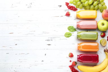 Plastik şişelerde meyve ve sebzeli meyve püresi.