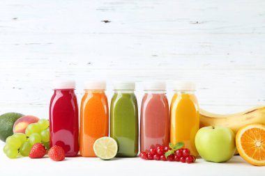 Plastik şişelerde meyve ve sebzeli meyve püresi.