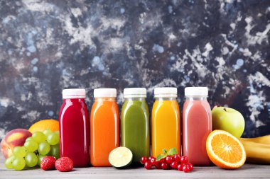 Plastik şişelerde meyve ve sebzeli meyve püresi.