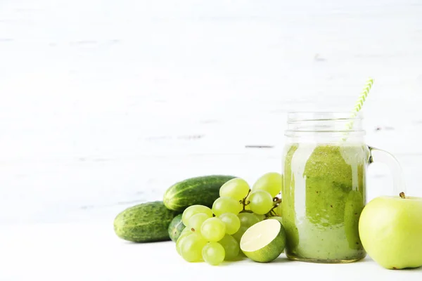 Groene Smoothie Glazen Pot Met Groenten Fruit Witte Houten Ondergrond — Stockfoto