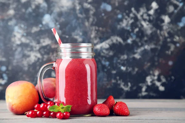 Siyah Arkaplanda Böğürtlenli Cam Kavanozda Kırmızı Smoothie — Stok fotoğraf