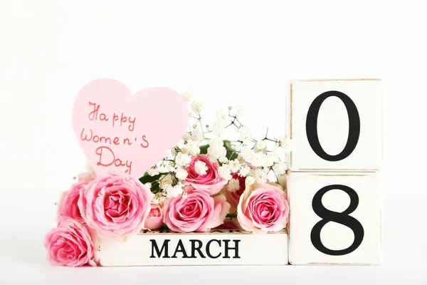 Kubus Kalender Met Boeket Bloemen Tekst Happy Womens Day Geïsoleerd — Stockfoto