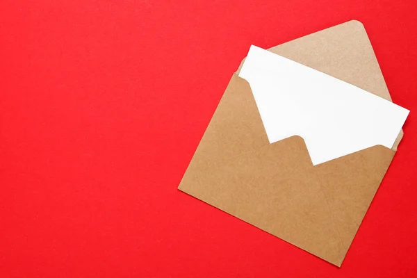 Enveloppe Papier Brun Sur Fond Rouge — Photo