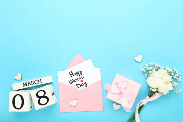 Cubos Calendário Madeira Branca Caixa Presente Com Buquê Flores Texto — Fotografia de Stock