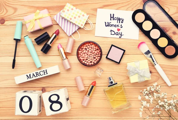 Kalenderwürfel Kosmetik Parfümflasche Und Text Happy Womens Day Auf Holzgrund — Stockfoto