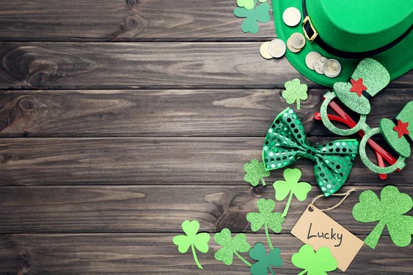 Saint Patrick Feuilles Trèfle Papier Avec Chapeau Lunettes Noeud Papillon — Photo