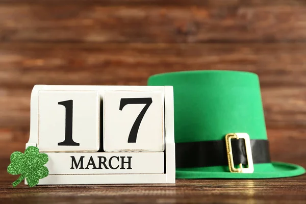 Día San Patricio Calendario Cubos Con Sombrero Verde Hoja Trébol — Foto de Stock