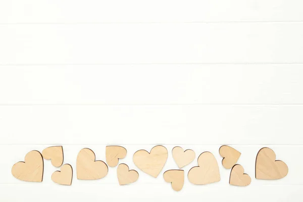 Braune Herzen Auf Weißem Holztisch — Stockfoto