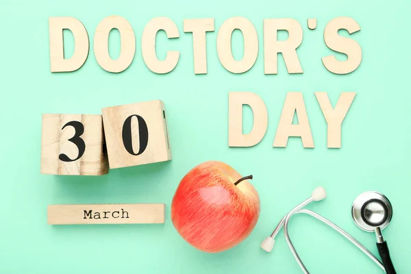 Κείμενο Doctor Day Στηθοσκόπιο Κόκκινο Μήλο Και Κύβο Ημερολόγιο Φόντο — Φωτογραφία Αρχείου