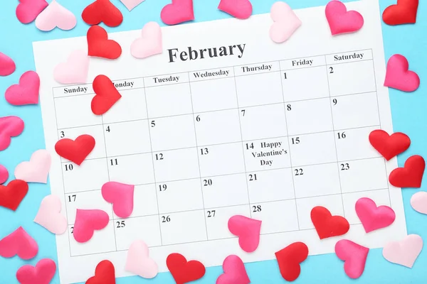 Calendário Fevereiro Com Corações Tecido Colorido Fundo Azul — Fotografia de Stock
