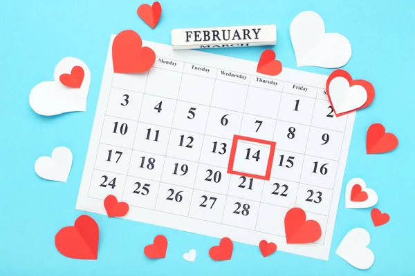 Februari Kalender Met Papieren Hartjes Blauwe Achtergrond — Stockfoto