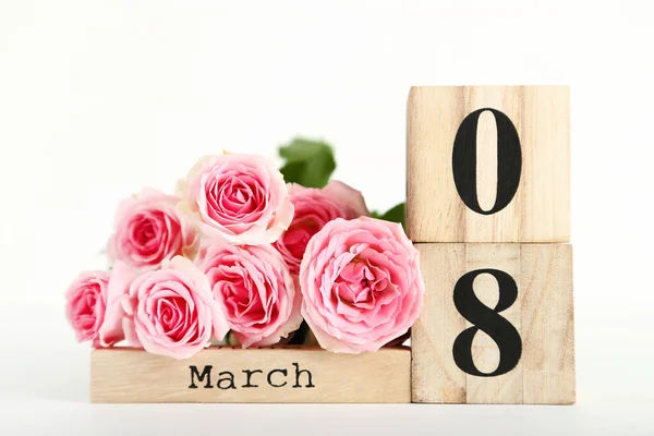 Calendario Madera Con Ramo Rosas Rosadas Sobre Fondo Blanco — Foto de Stock