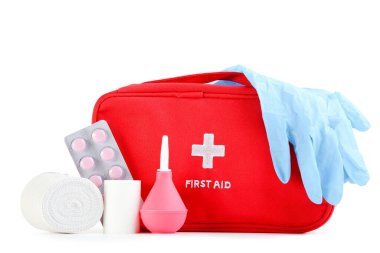 Beyaz arka planda tıbbi malzemeleri olan ilk yardım çantası.