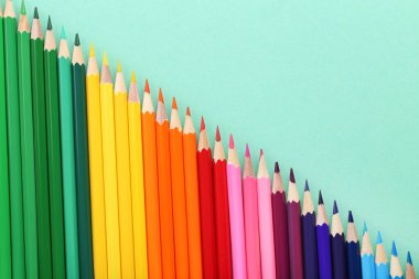 Naneli arkaplanda renkli kalemler