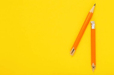 Sarı arka planda sarı kırık kalem