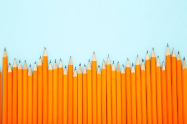 Mavi arkaplanda sarı kalemler