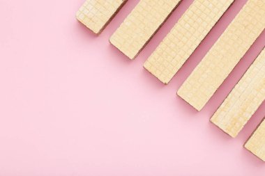 Pembe arka planda tatlı gofret çubukları