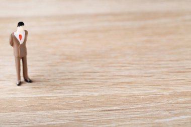 Kahverengi ahşap masada minyatür insanlar.