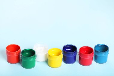 Mavi arkaplanda renkli guaj boyaları