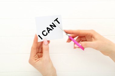 Makas kullanan kadın elleri kesme sözcüğü I Can 't