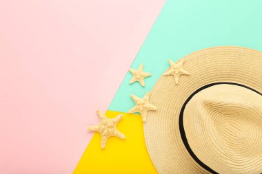 Renkli kağıtta deniz yıldızları olan yaz hasır şapkası