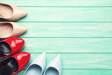 Nane ağacında farklı yüksek topuklu ayakkabılar.