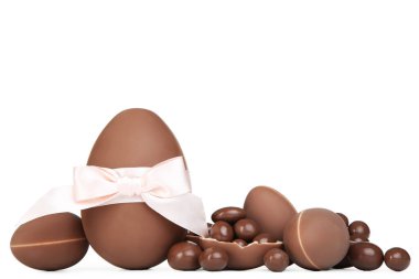 Beyaz arka planda izole edilmiş Paskalya çikolataları.