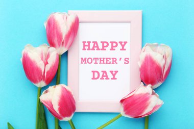 Mavi arka planda lale çiçekleri olan Anneler Günü 'nü yaz.