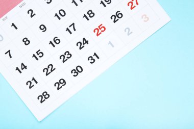 Mavi arkaplanda kağıt takvim sayfası