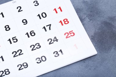 Gri arkaplanda kağıt takvim sayfası