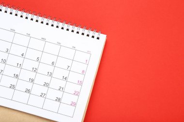 Kırmızı arkaplanda kağıt takvim sayfası