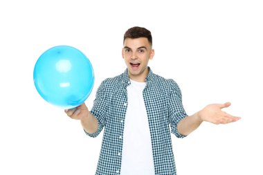 Beyaz arka planda balonlu Yuong adamı.