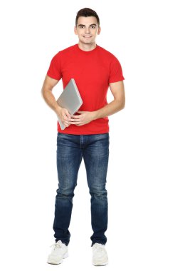 Bilgisayarlı genç adam beyaz arka planda