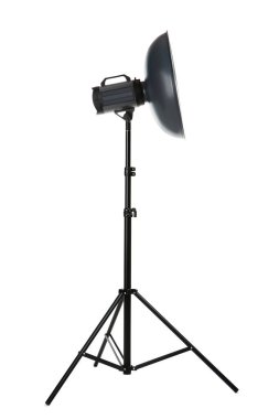 Beyaz arkaplanda izole edilmiş üç ayaklı stüdyo ışıklandırması