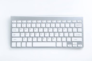 Beyaz arkaplanda bilgisayar klavyesi
