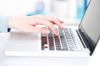 Dizüstü bilgisayarda el yazısı yazan kadın.