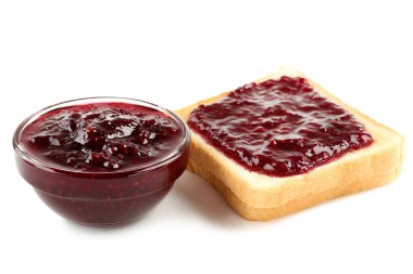 Beyaz arka planda ahududu reçelli tost ve kase.