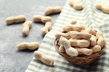 Gri ahşap masada sepetteki fıstıklar