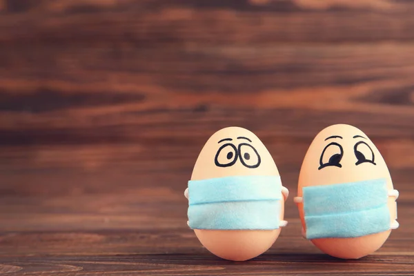Ovos Galinha Com Rostos Engraçados Máscaras Medicina Fundo Madeira Marrom — Fotografia de Stock