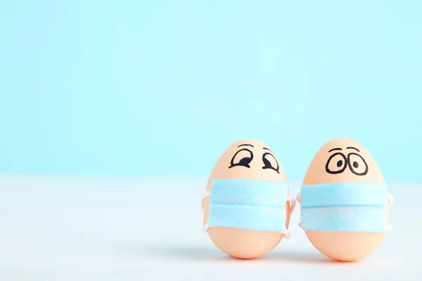 Ovos Galinha Máscaras Medicina Com Rostos Engraçados Fundo Azul — Fotografia de Stock