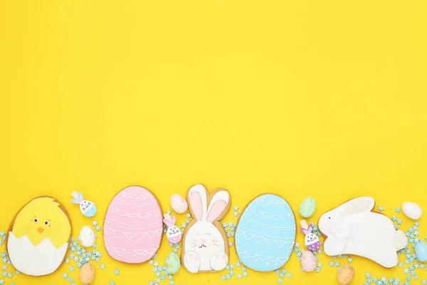 Galletas Pan Jengibre Pascua Con Espolvoreos Colores Sobre Fondo Amarillo —  Fotos de Stock