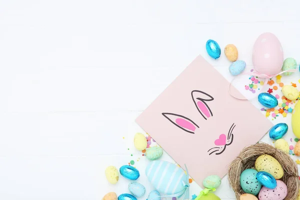 Koncepcja Wielkanocna Królik Papierze Kolorowymi Jajkami Posypką Białym Drewnianym Stole — Zdjęcie stockowe