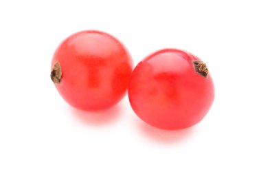 Beyaz arka planda yalıtılmış kırmızı üzümler