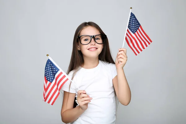 Jong Meisje Met Amerikaanse Vlaggen Grijze Achtergrond — Stockfoto