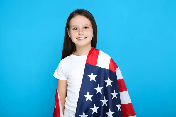 Молодая Девушка Американским Флагом Синем Фоне — стоковое фото