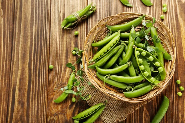 Green Pea Pods Basket Brown Wooden Table — Stock Photo, Image